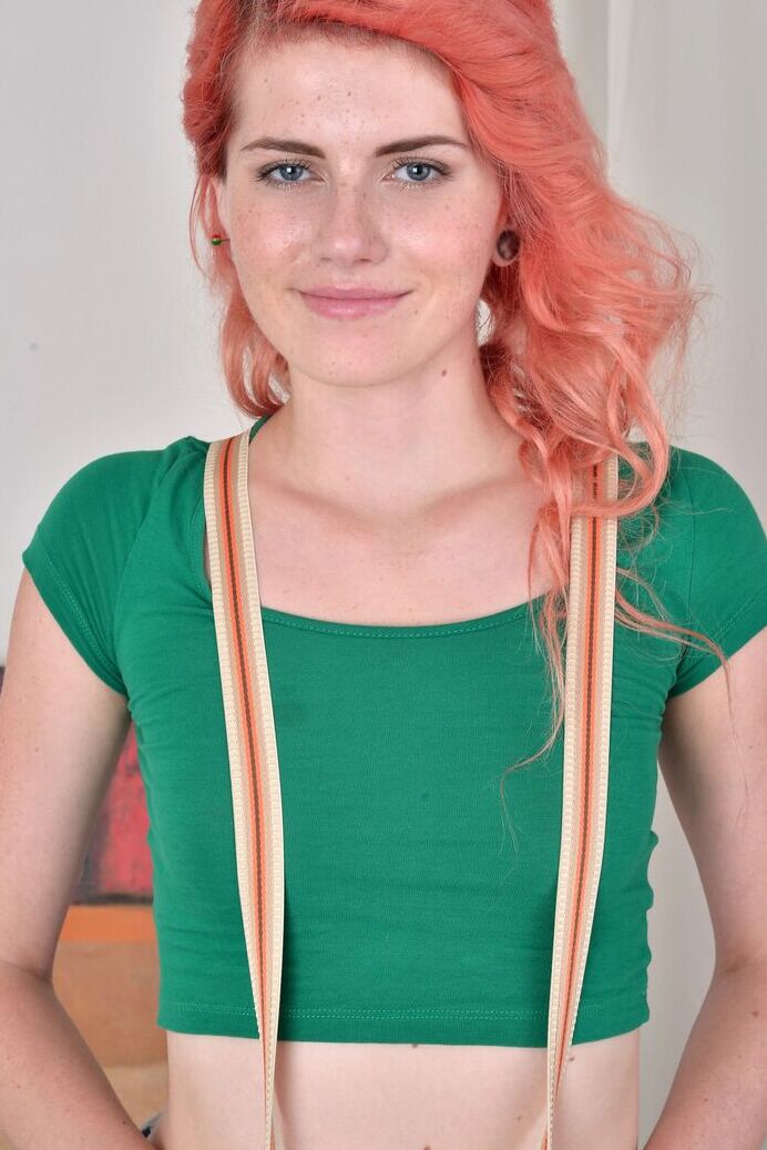 21P Die rosahaarige Teenagerin Anna Swix spielt mit ihrer frisch rasierten Muschi