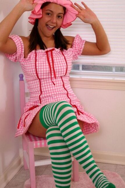 12P Kara, une jeune amateur, expose des sous-vêtements en coton dans une jolie robe et des chaussettes longues.