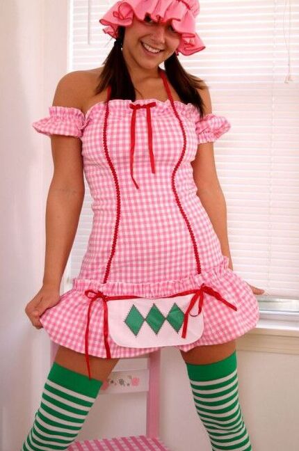 12P Kara, une jeune amateur, expose des sous-vêtements en coton dans une jolie robe et des chaussettes longues.