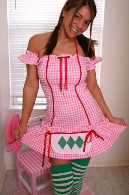 12P Kara, une jeune amateur, expose des sous-vêtements en coton dans une jolie robe et des chaussettes longues.
