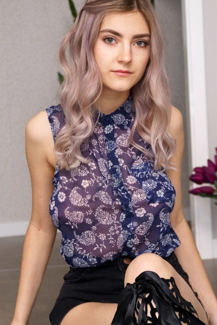 21P A adolescente russa Lady Jay revela seus seios com grandes aréolas