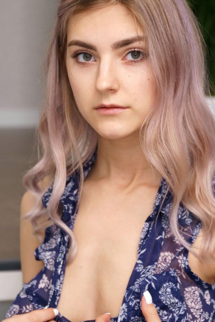 21P A adolescente russa Lady Jay revela seus seios com grandes aréolas