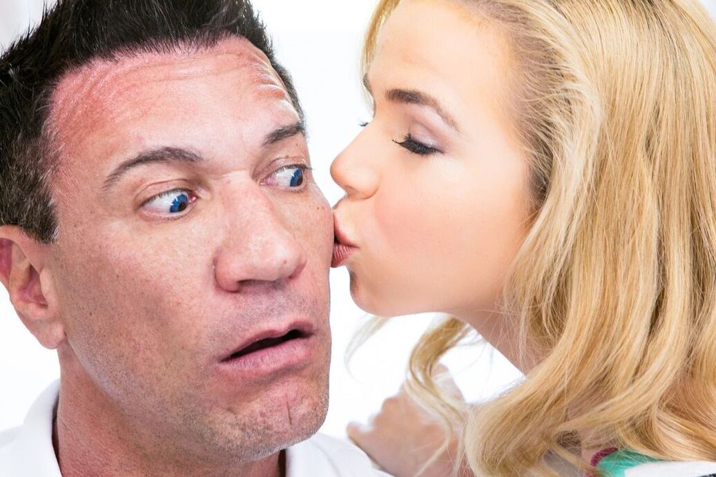 15P La pequeña rubia Alina West luce semen en la lengua después de seducir a su padrastro