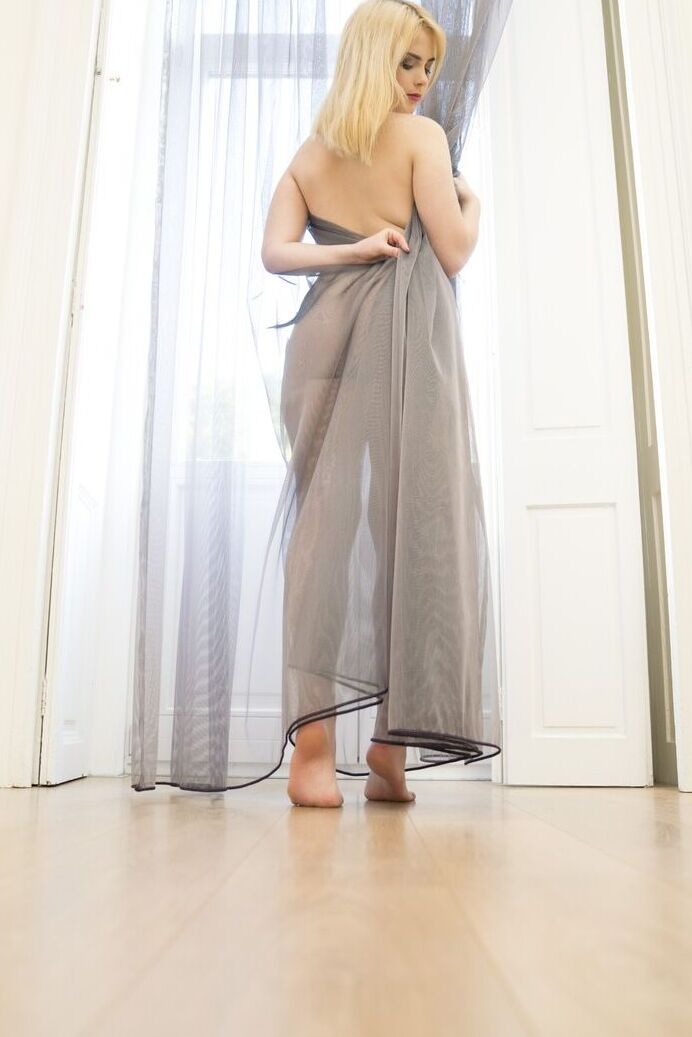 17P Lolly Small, une blonde solo, enlève sa lingerie noire pour poser nue