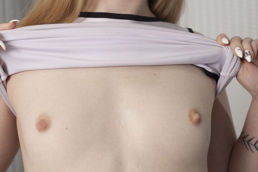 20P La joven amateur Olivia descubre su pecho plano antes de mostrar su chocho calvo
