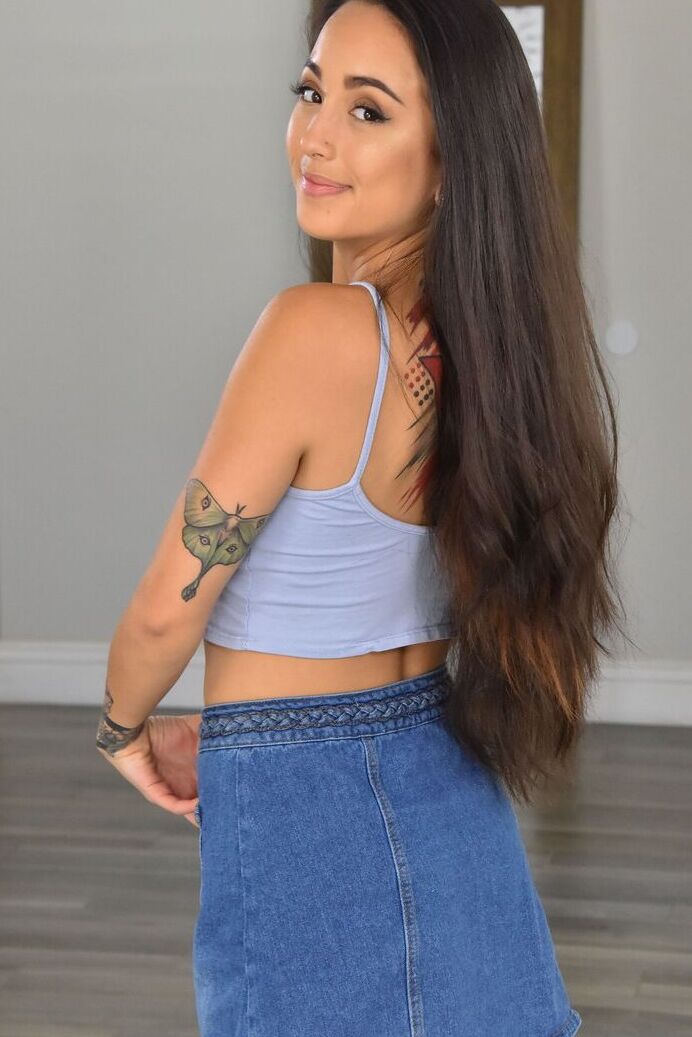 21P Petite exótica adolescente Mi Ha Doan mostra seus peitos finos e vulva aparada
