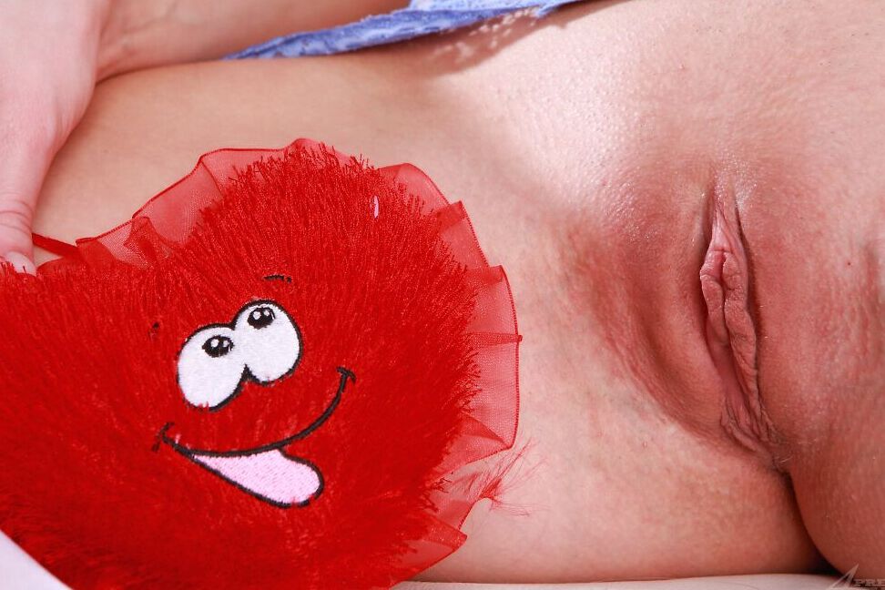 16P A loira natural Betty mostra sua vulva careca antes de colocar o foco em sua bunda