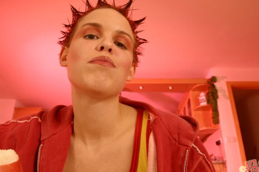 21P Janet, rousse et punk salope, montre sa chatte rasée nue avec des bottes.