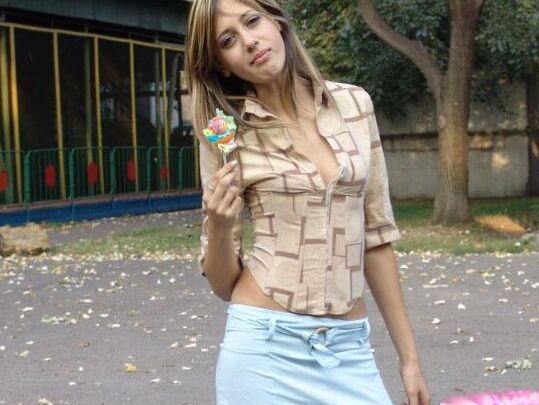 15P Adolescente morena con grandes piernas le encanta coquetear en público