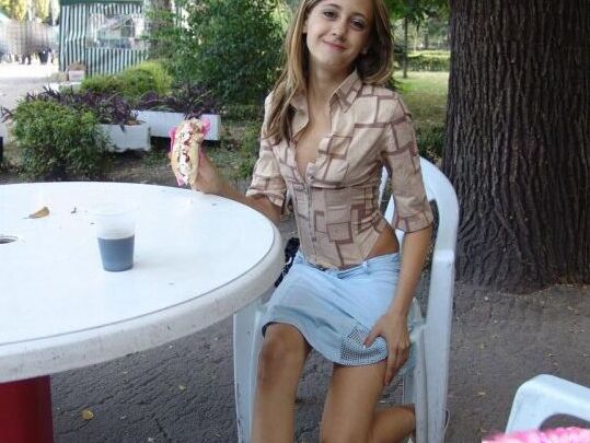 15P Adolescente morena con grandes piernas le encanta coquetear en público