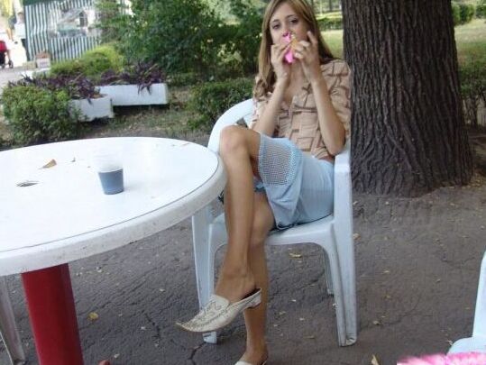 15P Adolescente morena con grandes piernas le encanta coquetear en público
