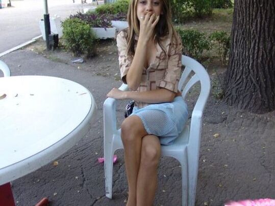 15P Adolescente morena con grandes piernas le encanta coquetear en público