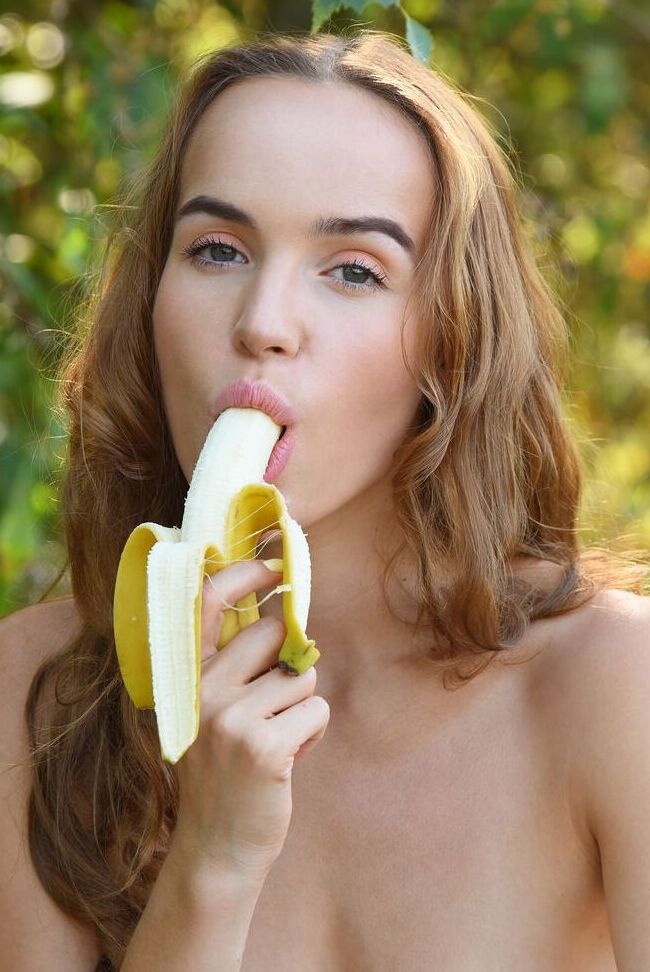 16P A adolescente solo Helena K come uma banana depois de ficar nua durante um piquenique