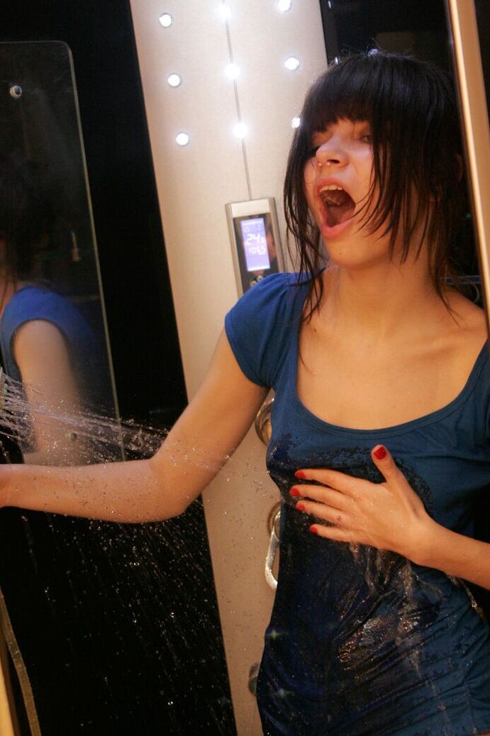 15P La joven solitaria Kaira 18 se descubre sus pequeñas tetas tras mojar su camiseta