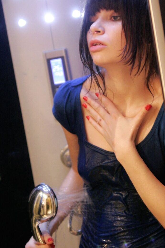 15P La joven solitaria Kaira 18 se descubre sus pequeñas tetas tras mojar su camiseta