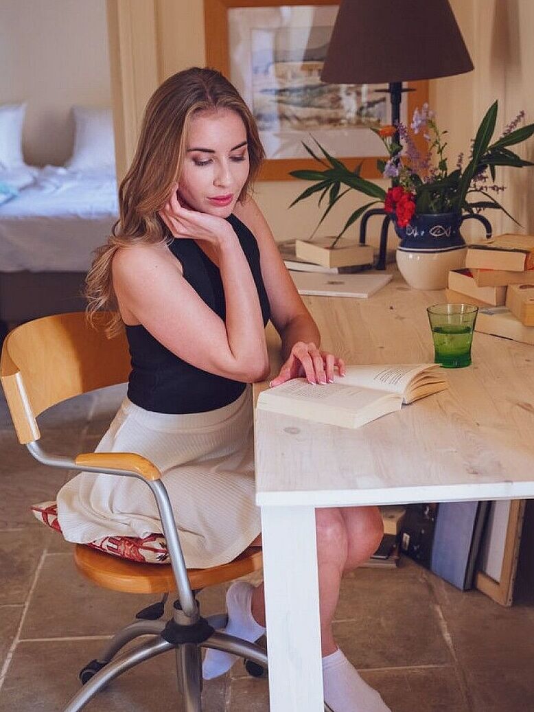 15P La guapa joven Bjorg Larson se desnuda completamente después de leer en su habitación