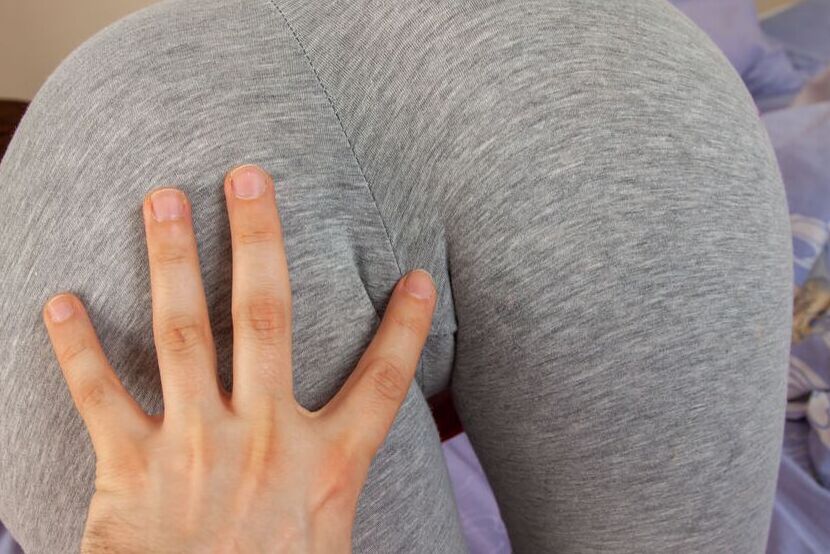 16P Barefoot, Irina J, 18 ans, libère son cul et arrache un capris en spandex
