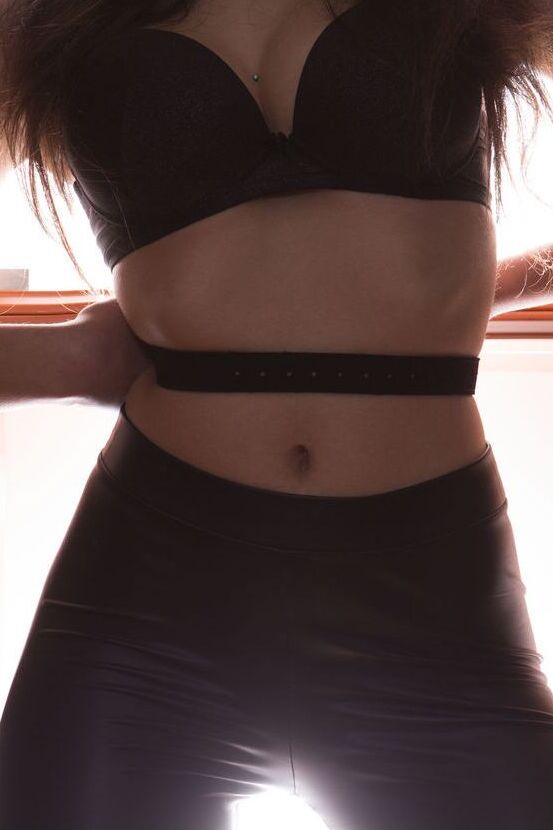 16P La adolescente morena Keri se mete los dedos en la vagina estirada antes de recogerse el pelo