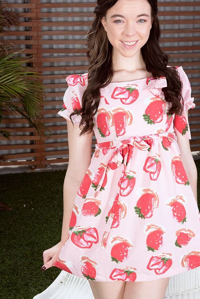 16P La amateur Bunnie Hughes descubre sus diminutas tetas en una silla colgante en un jardín