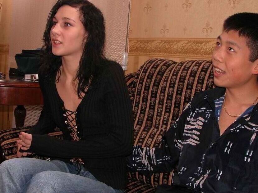 21P Die versaute Teenagerin Katya lässt sich die Muschi aufsperren, während sie einen wilden FMM-Dreier genießt