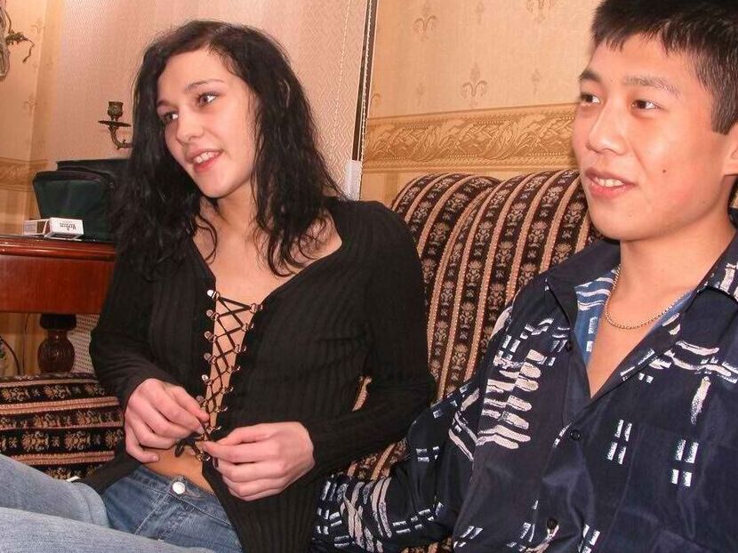 21P Die versaute Teenagerin Katya lässt sich die Muschi aufsperren, während sie einen wilden FMM-Dreier genießt
