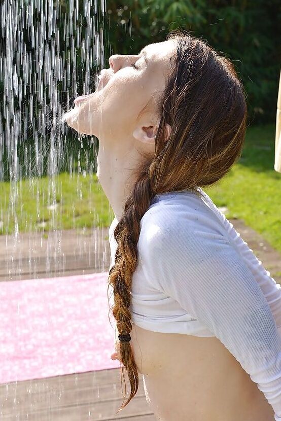 16P O pálido anjo europeu Misha Cross molhando sua bunda perfeitamente redonda