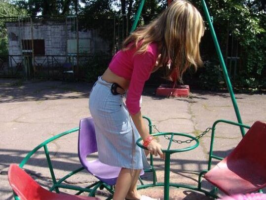 15P Joven amateur expone sus tetas durante una acción sin bragas bajo la falda en un parque infantil