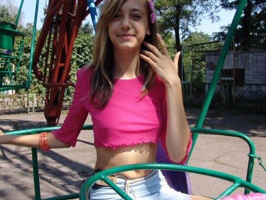 15P Joven amateur expone sus tetas durante una acción sin bragas bajo la falda en un parque infantil