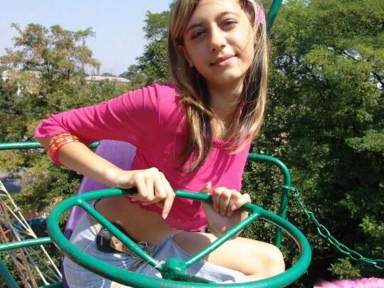 15P Joven amateur expone sus tetas durante una acción sin bragas bajo la falda en un parque infantil