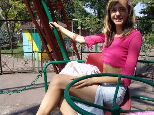15P Joven amateur expone sus tetas durante una acción sin bragas bajo la falda en un parque infantil