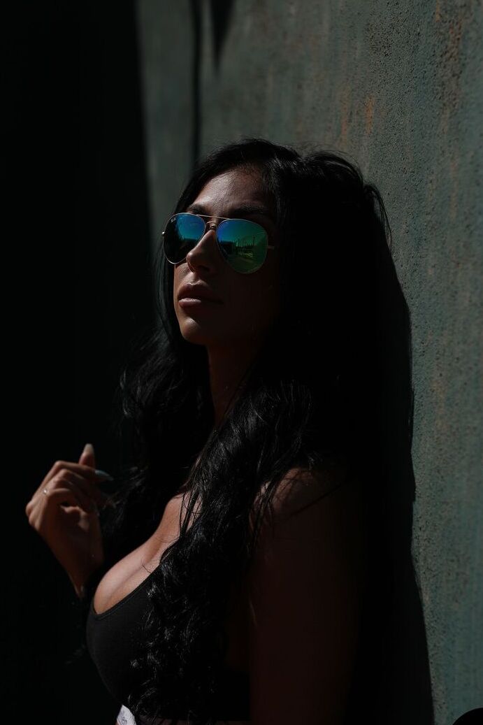 21P Gata gostosa com uma tatuagem na bunda Anya Leigh exibe seus seios falsos ao ar livre