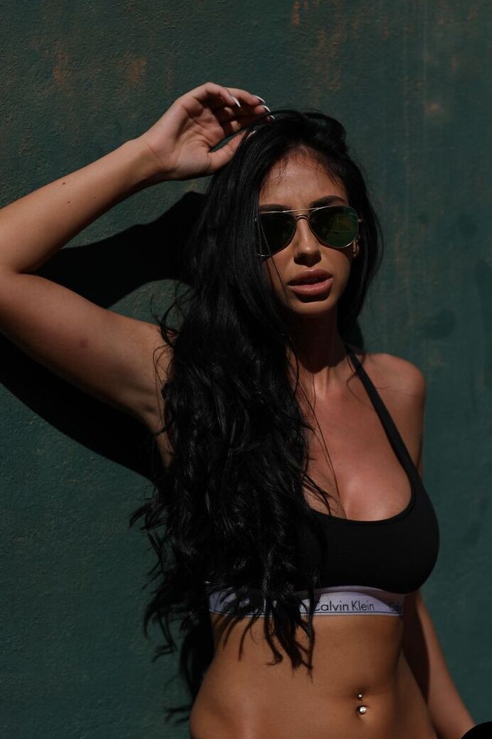 21P Gata gostosa com uma tatuagem na bunda Anya Leigh exibe seus seios falsos ao ar livre