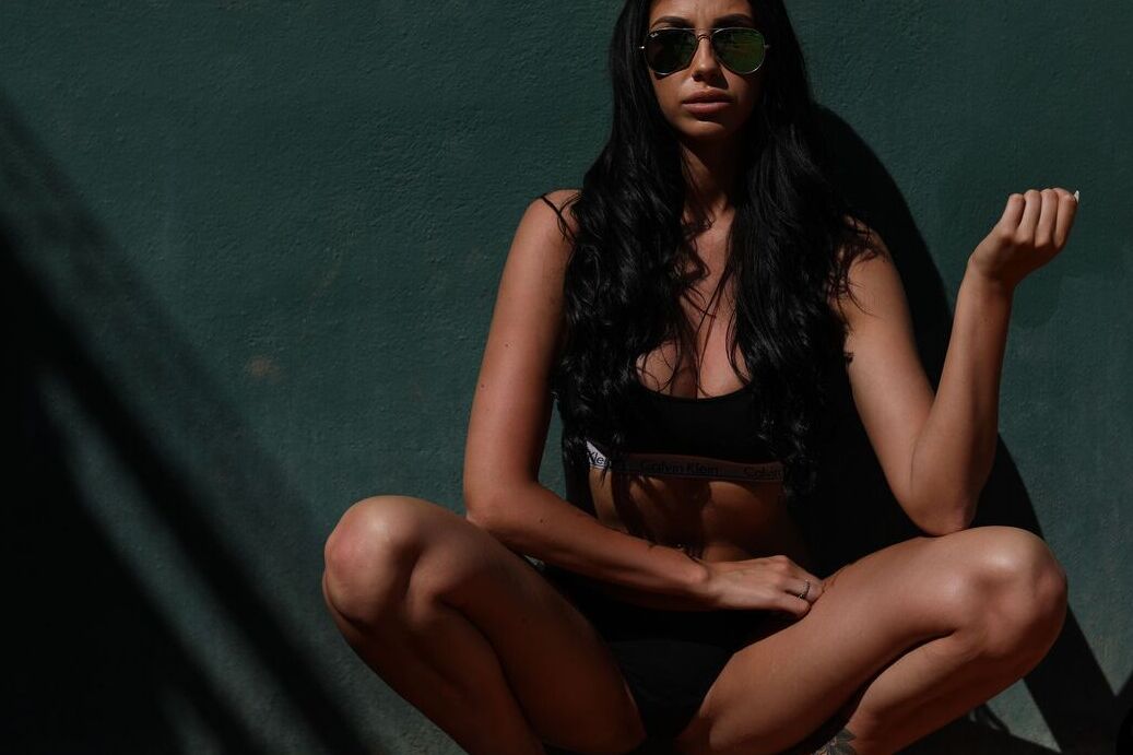 21P Gata gostosa com uma tatuagem na bunda Anya Leigh exibe seus seios falsos ao ar livre