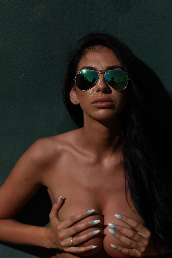 21P Gata gostosa com uma tatuagem na bunda Anya Leigh exibe seus seios falsos ao ar livre