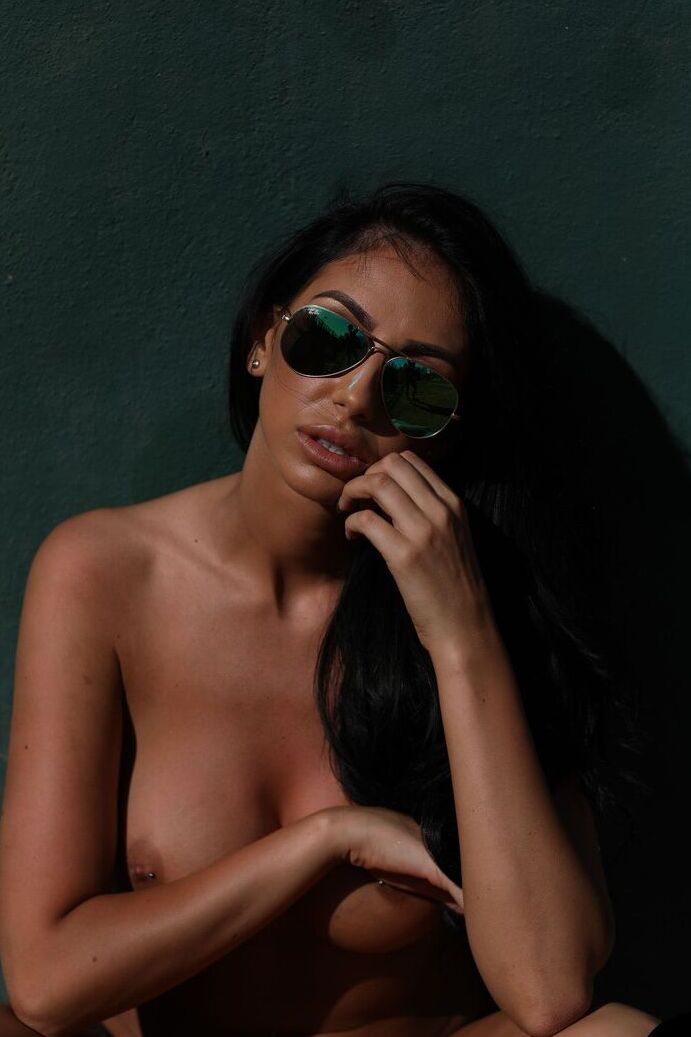 21P Gata gostosa com uma tatuagem na bunda Anya Leigh exibe seus seios falsos ao ar livre