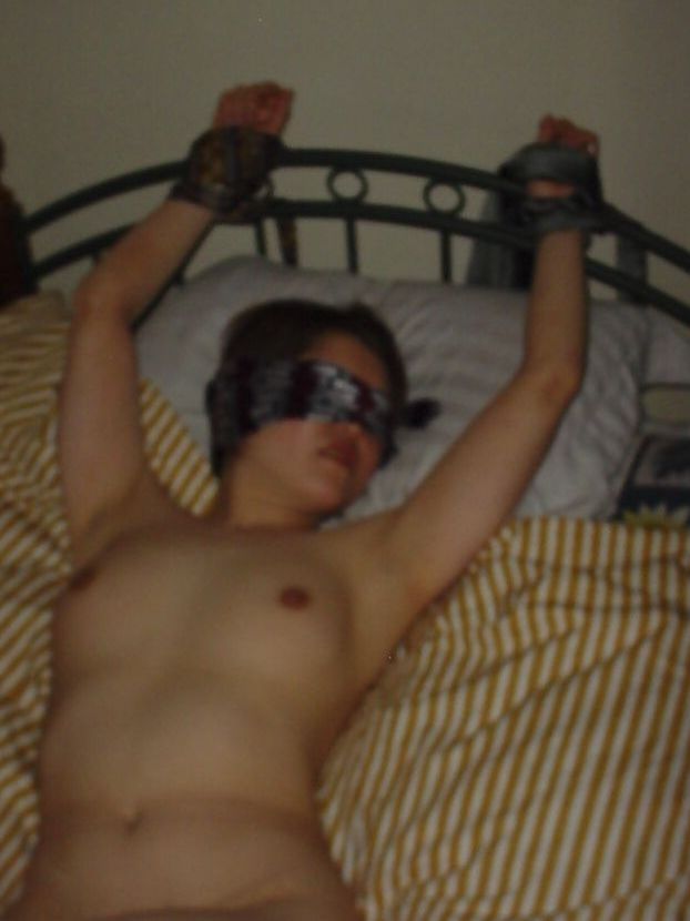 16P Amatrice asiatique aux petits seins posant nue et taille une pipe