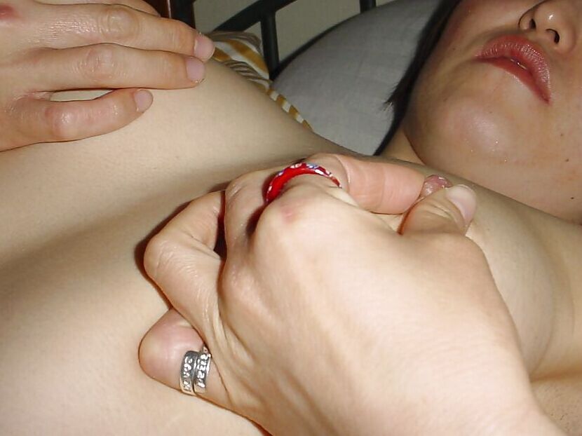 16P Amatrice asiatique aux petits seins posant nue et taille une pipe