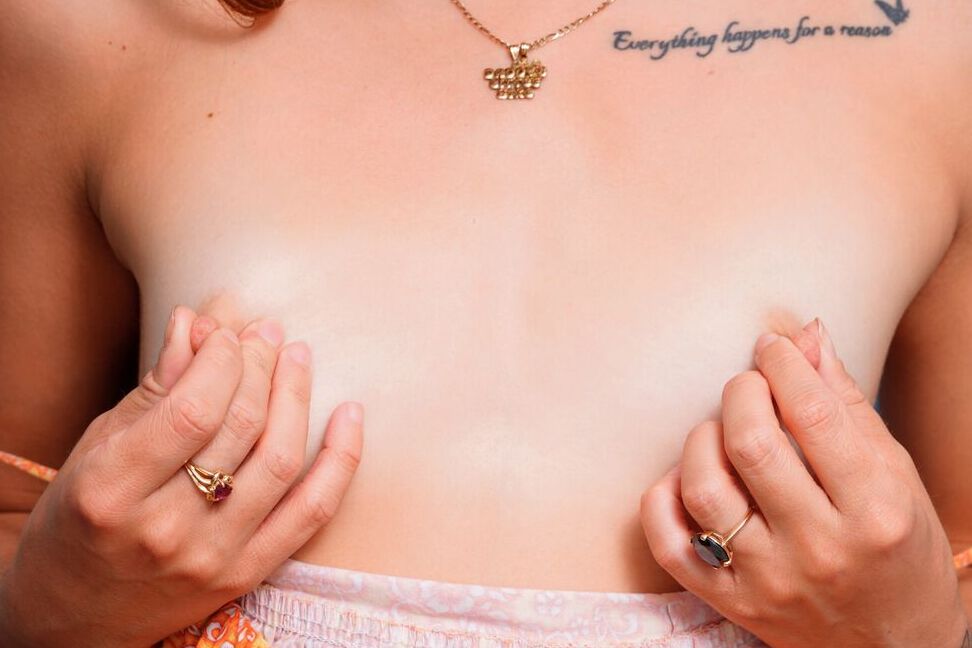 16P La delgadita Dani Blu se desnuda completamente antes de masturbarse con un vibrador