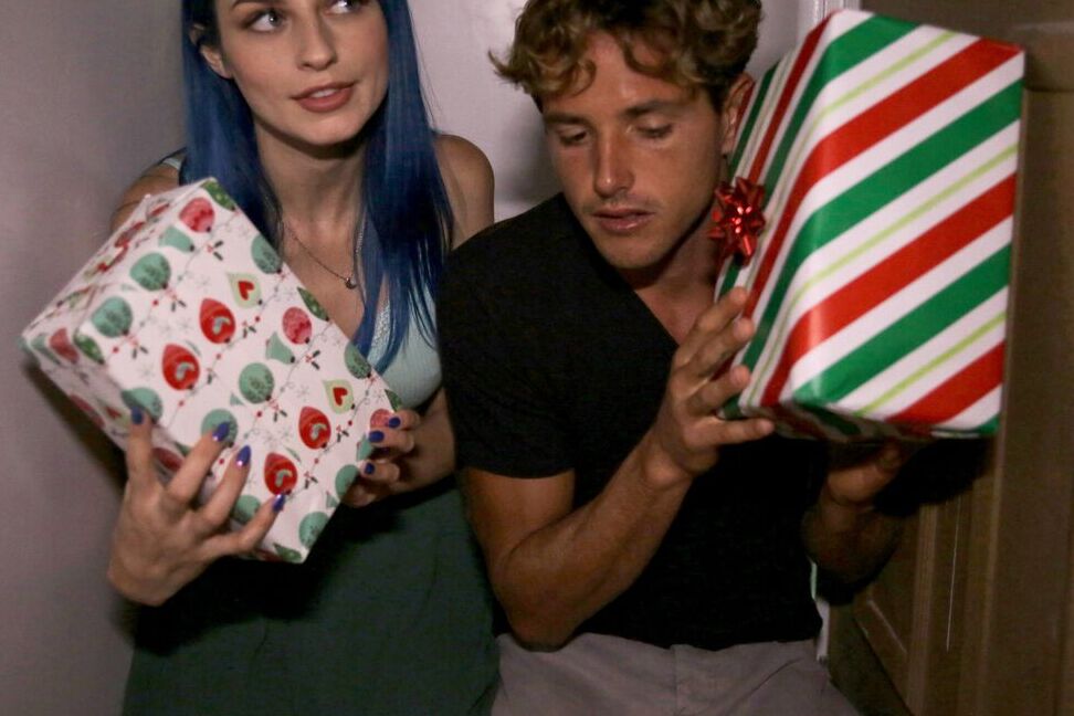 16P Garota excitada Jewelz Blu seduz e fode seu meio-irmão no Natal
