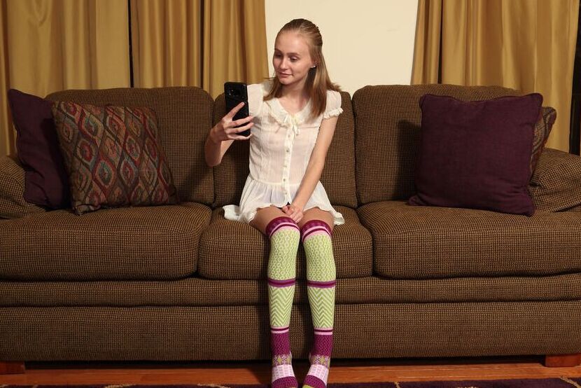 16P A adorável adolescente Alicia Williams tira uma selfie antes de ficar nua com meias OTK