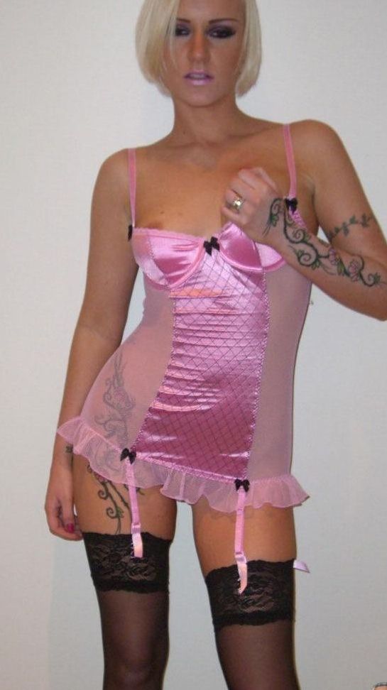 17P Emma blonde salope en lingerie satinée