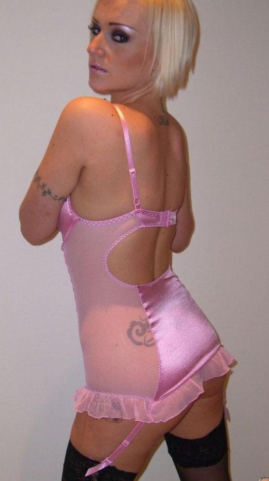 17P Emma blonde salope en lingerie satinée