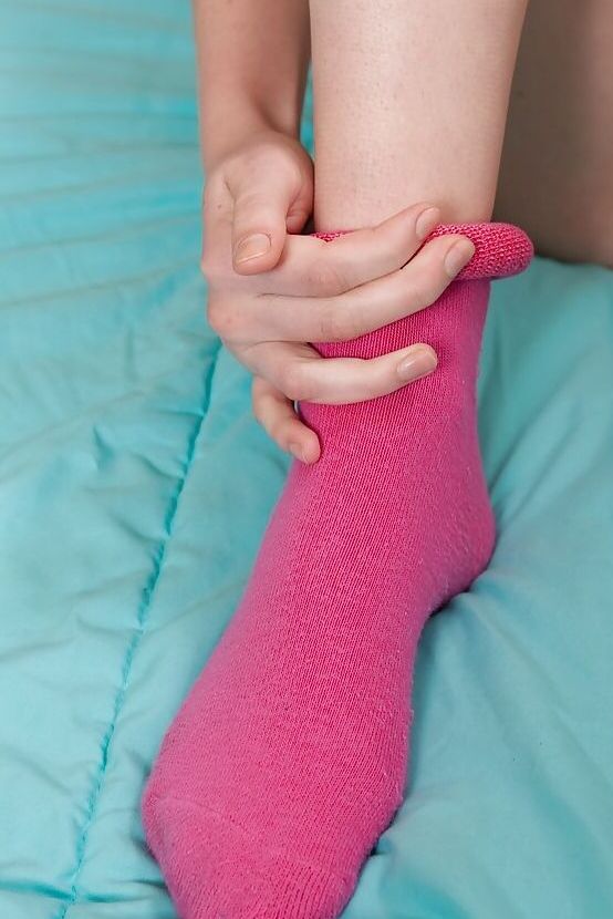 16P La mignonne ado en chaussettes roses Chloé Couture dans un jeu solo espiègle de fétichisme des pieds