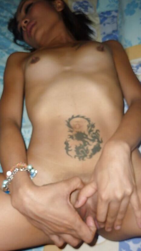 16P Nena asiática delgada con tetas pequeñas follada duro por su raja afeitada