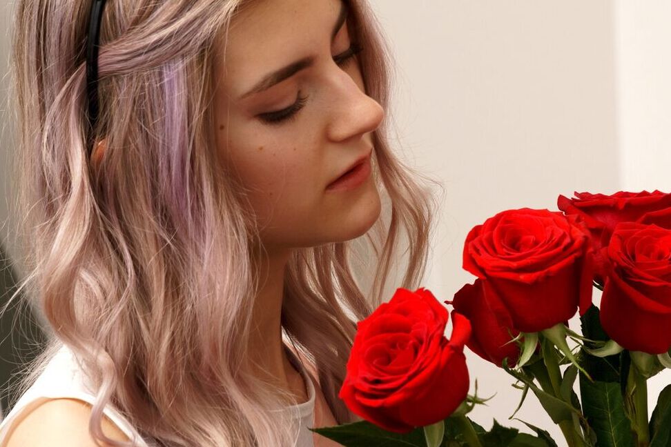 16P La joven solitaria Lady Jay muestra su chocho rosa con calcetines blancos hasta la rodilla