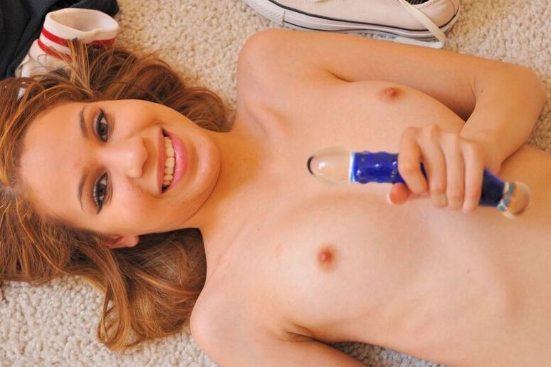 15P Adorable adolescente se pone crema en el coño después de desnudarse y meterse los dedos en el ojete