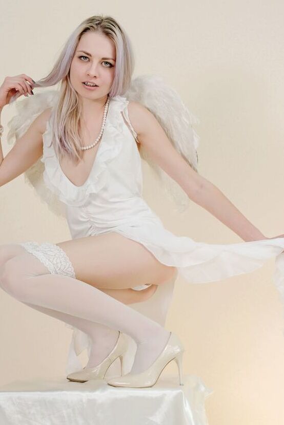16P Egida luce muy sexy con su disfraz de ángel blanco y más cuando se desnuda