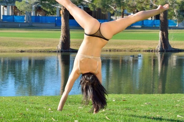 15P Adolescente flexível pratica esportes sem calcinha antes de ficar nu em um parque