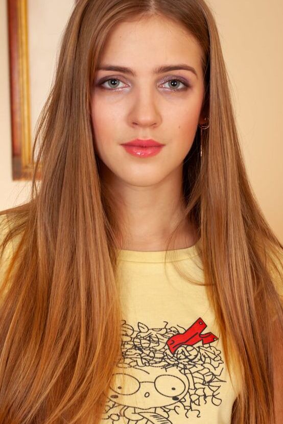 16P A adolescente Barely Legal Hanna A brinca com seus longos cabelos antes de mostrar sua bunda