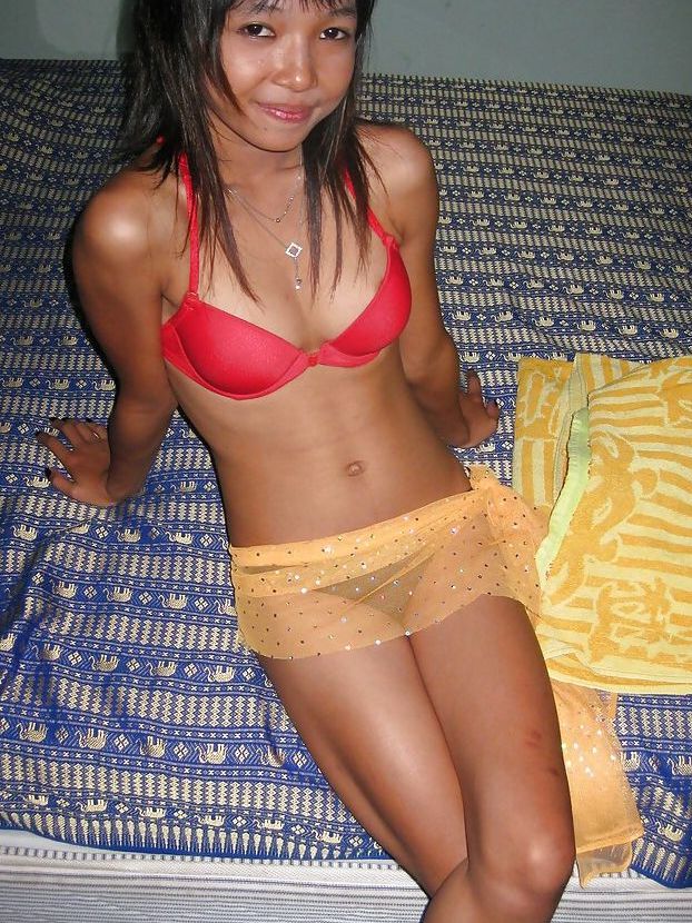 16P Magrinha adolescente asiática tirando a lingerie e sendo fodida